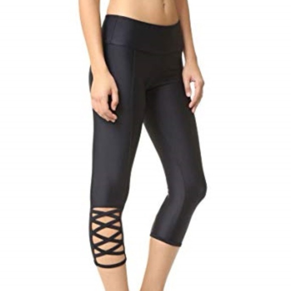 Onzie Women’s Black Weave Capris
